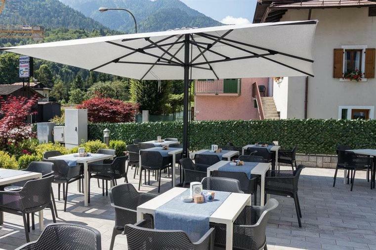 Hotel Milano Tione di Trento Bagian luar foto