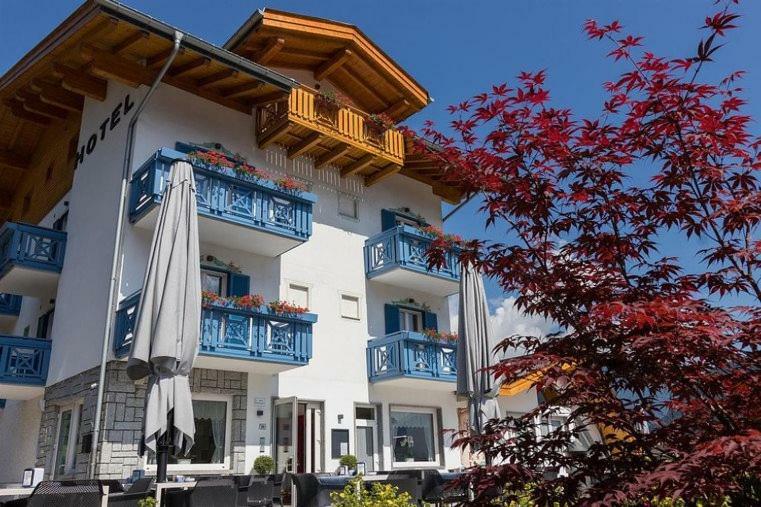 Hotel Milano Tione di Trento Bagian luar foto